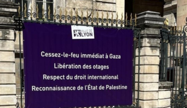 le Crif demande le retrait d’une affiche pour un «cessez-le-feu à Gaza» placardée sur la mairie