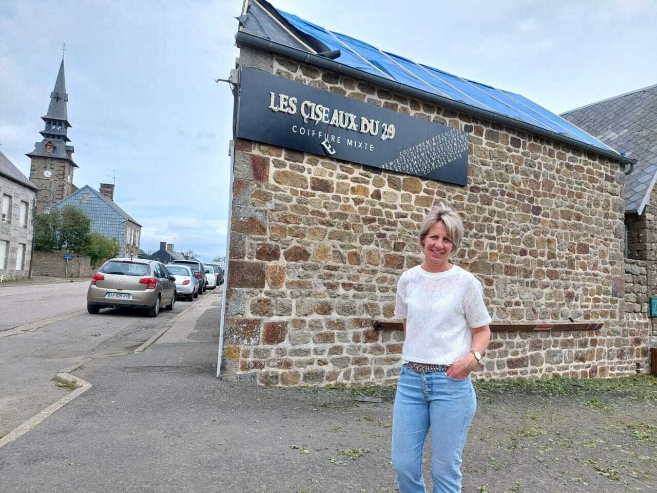 cette coiffeuse continue à travailler sans son toit