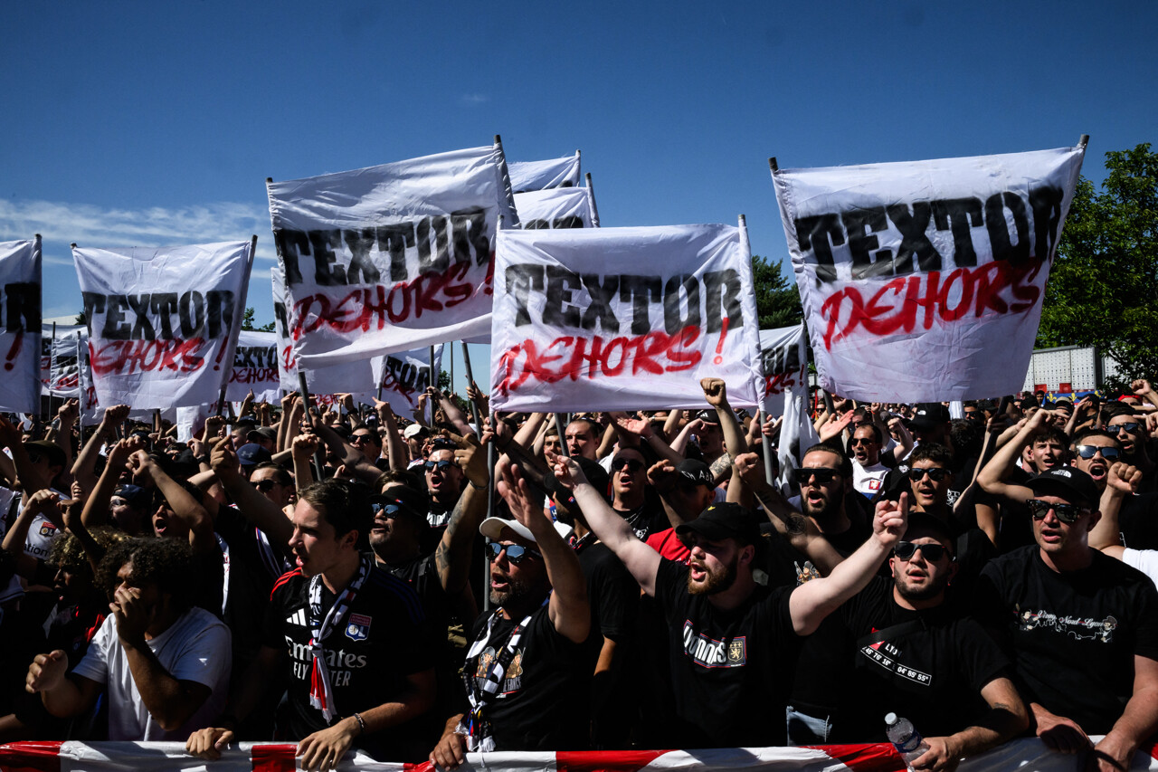 L'OL en Ligue 2, des supporters en colère manifestent : "Textor dehors!", "casse-toi"