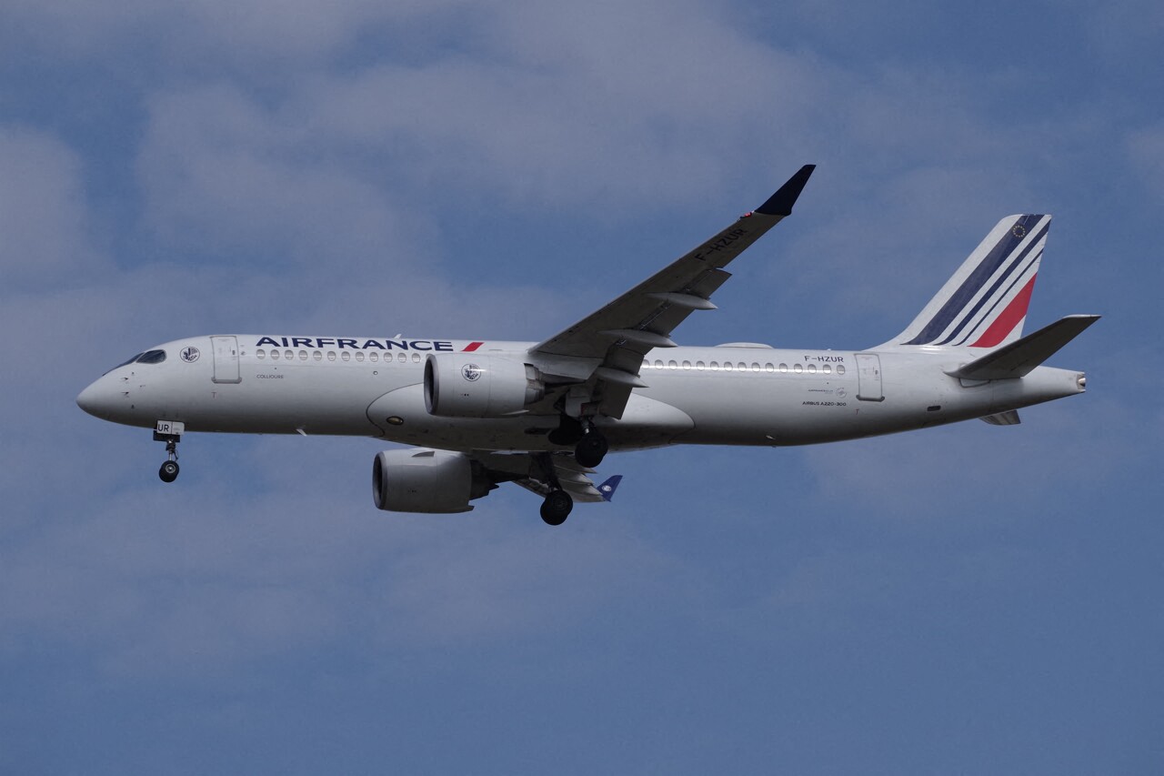 Un vol Air France parti de Paris émet un signal d'urgence et atterrit en Suède après "une trajectoire étrange"