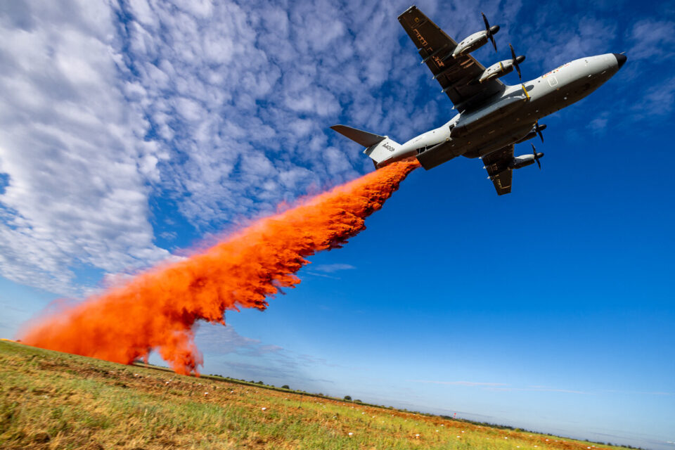 Rempli en moins de 10 minutes, l'A400M peut déverser jusqu’à 20 tonnes d’eau ou de retardant par sa rampe arrière