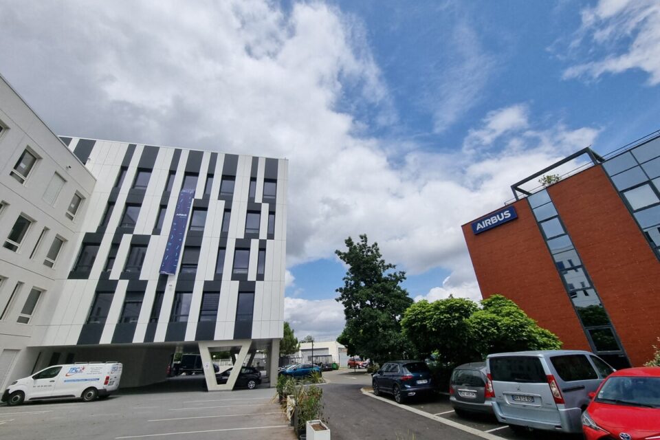 1 700 salariés travaillent chez Airbus Protect, dont 900 à Toulouse (ici, les deux bâtiments du siège à Blagnac)