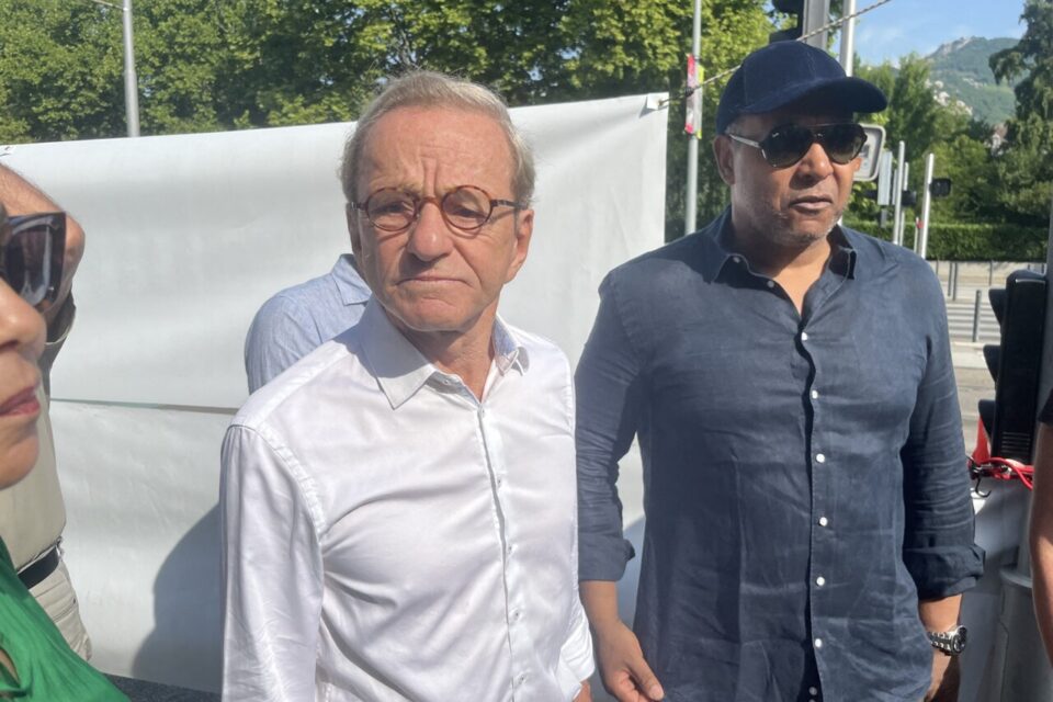 Alain Carignon, candidat à la mairie de Grenoble en 2026, est venu apporter son soutien aux manifestants ce lundi matin.