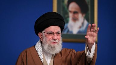 Menacé par Israël, mis en garde par Trump, qui est Ali Khamenei, l'homme fort de l'Iran ?