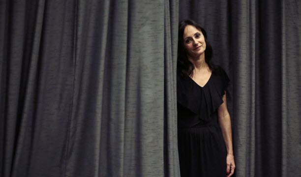 Angelica Liddell (cie Atra Bilis) metteuse en scène, autrice, performeuse, a signé une vingtaine de pièces aussi bouleversantes que clivantes, et apparaît aujourd’hui comme une artiste majeure de la scène européenne. Au TNS, du 29 janvier au 7 février 2026, elle présente en première française, Seppuku El funeral de Mishima o el placer de morir.   Photo Bruno Simao
