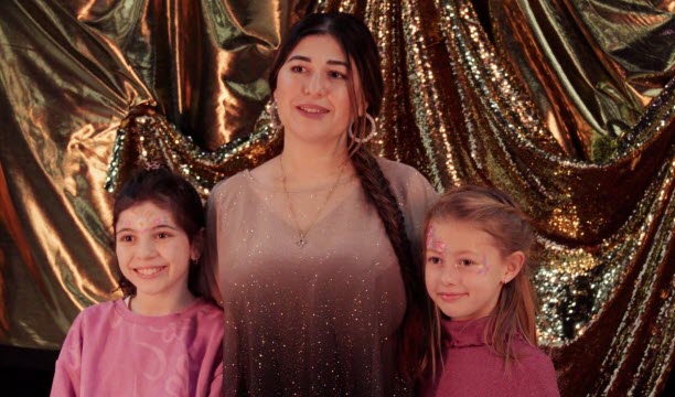 Angelina et Loredana Iancu, mère et fille à la scène comme dans la vie et Cara Parvu interprètent  Valentina , la nouvelle création de Caroline Guiela Nguyen. Photo Laura Haby qui ouvre la saison prochaine du 16 septembre au 3 octobre.   Photo Laura Haby