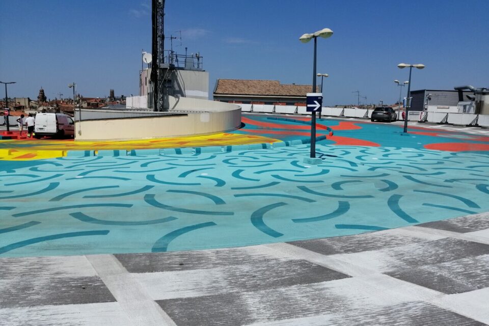 La fresque se découvre sur le toit du parking des Carmes, au 7e étage.