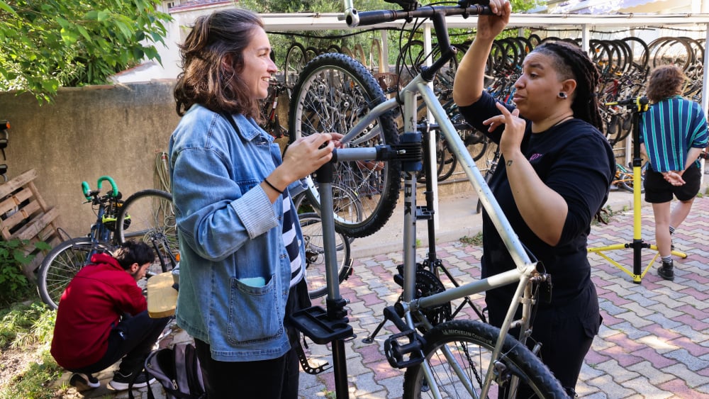 À Marseille, l’atelier de réparation de vélos féministe qui donne des ailes
