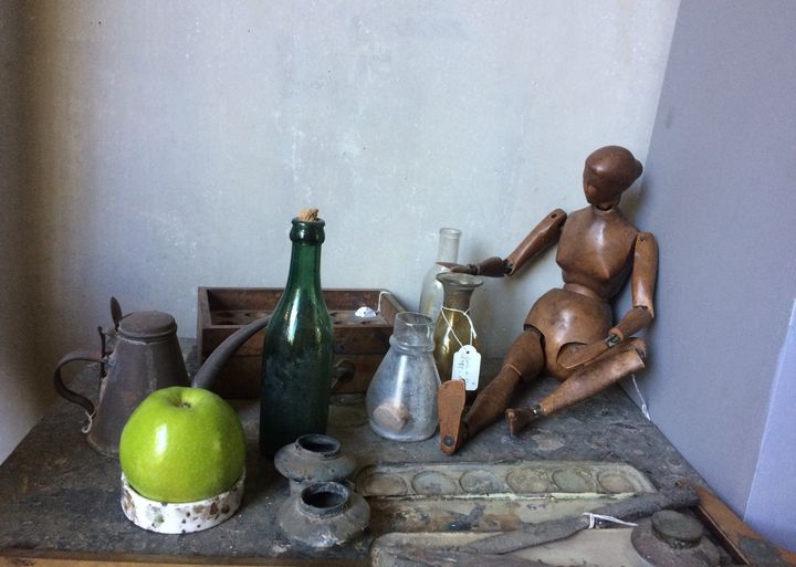 Objets se trouvant dans l'atelier des Lauves du peintre Paul Cezanne, à Aix-en-Provence. (VALERIE GAGET / FRANCEINFO CULTURE)
