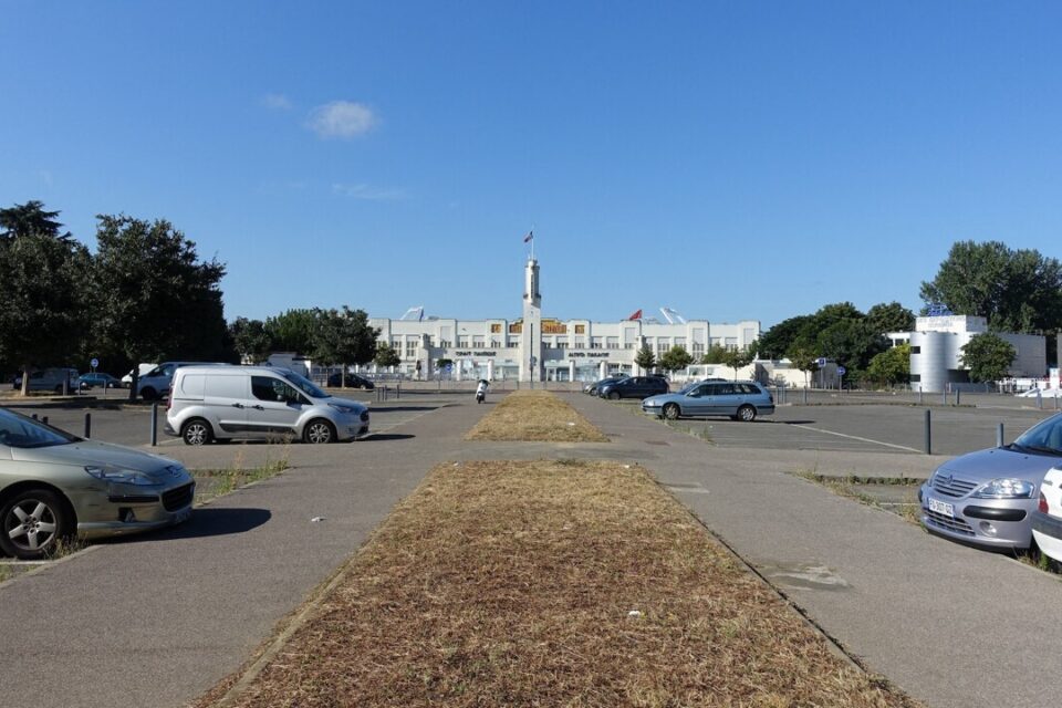 L'entrée de la piscine Nakache, à l'époque où il y avait un parking.