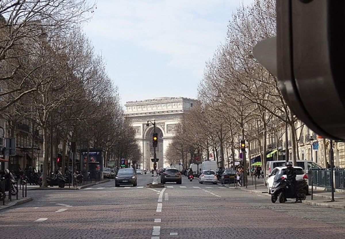 Mort du conducteur d'un moto-taxi à Paris après avoir tenté d'éviter un cycliste