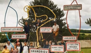 Ce vélo géant fabriqué dans le Cotentin reprend la route du Tour du France