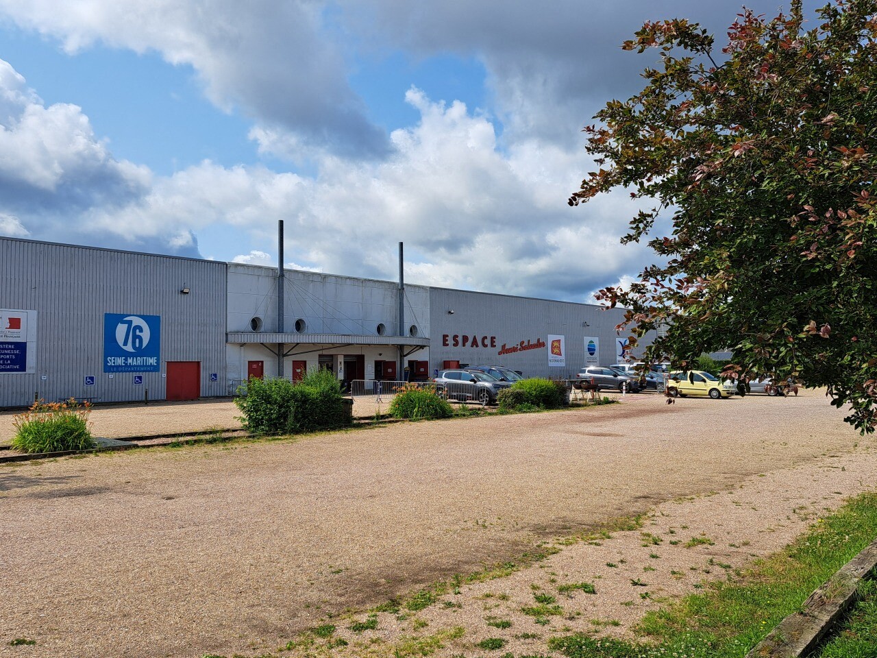 le parking de l'ancien plus grand boulodrome du monde équipé de panneaux photovoltaïques ?