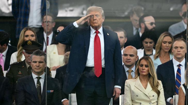 Donald Trump a plusieurs fois fait le salut militaire lors de la parade organisée le jour de son anniversaire.