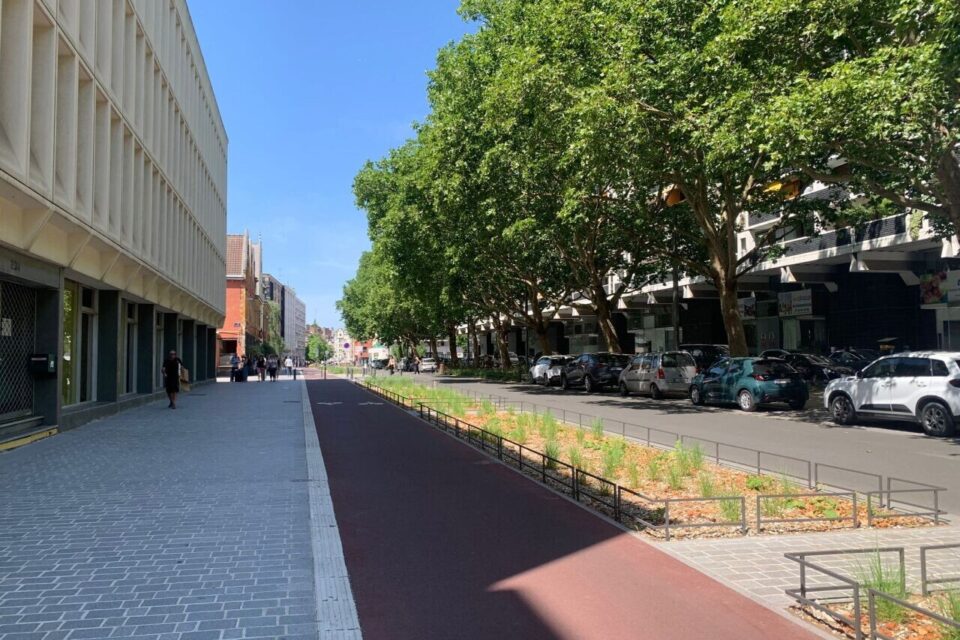La rue Pierre-Mauroy, qui s'étire de la place du Théâtre à la porte de Paris, a été totalement refaite elle aussi.