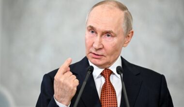 Vladimir Poutine impose son calendrier et flatte l’ego de Donald Trump