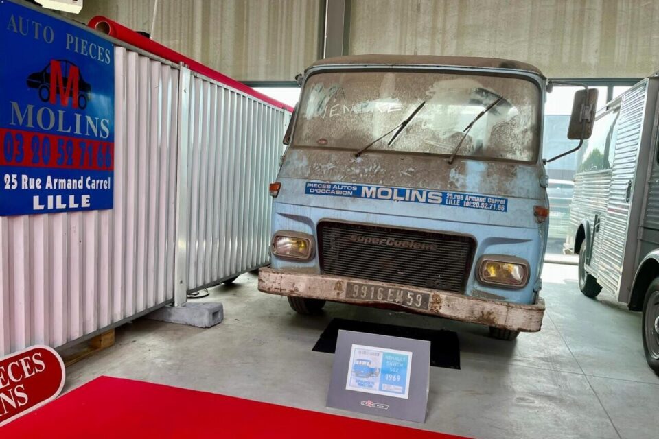 Voici le camion avec lequel le père de Manon Molins a circulé, à l'époque où les locaux étaient encore à Lille (Nord), rue Carrel.