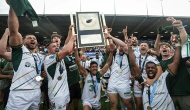 Les joueurs de Montauban fêtent leur montée en Top 14 et soulèvent leur trophée après leur victoire en finale de Pro D2 samedi contre Grenoble (24-19) au stade Ernest Wallon de Toulouse le 7 juin 2025 en France (Valentine CHAPUIS)