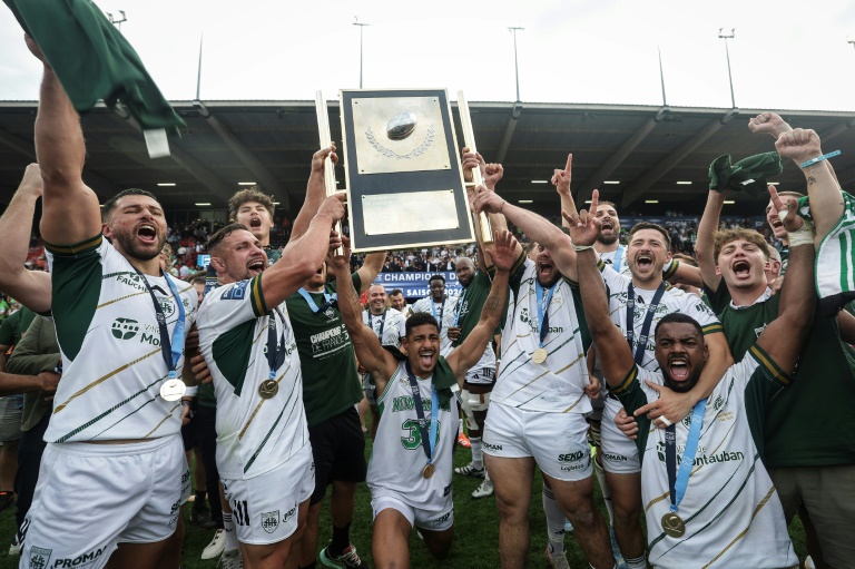 Les joueurs de Montauban fêtent leur montée en Top 14 et soulèvent leur trophée après leur victoire en finale de Pro D2 samedi contre Grenoble (24-19) au stade Ernest Wallon de Toulouse le 7 juin 2025 en France (Valentine CHAPUIS)