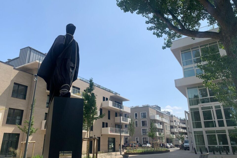 Une place publique, avec bancs et station V'Lille flambant neuve, s'articule autour de la mystérieuse statue, qui sera dévoilée le 18 juin.