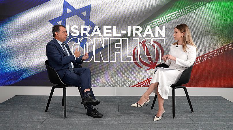L'ambassadeur israélien dans l'Union européenne et l'OTAN Haim Regev en compagnie de Sasha Vakulina d'Euronews. 