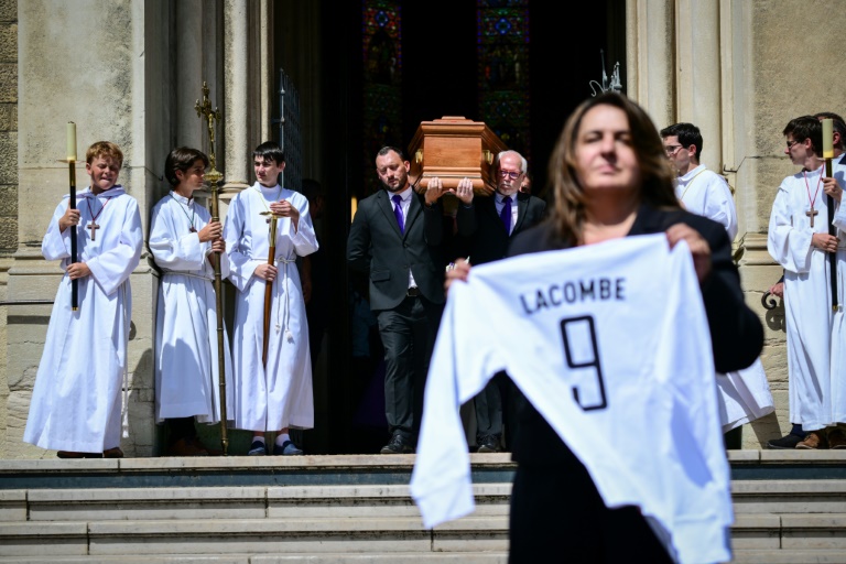 Le cercueil de Bernard Lacombe, l