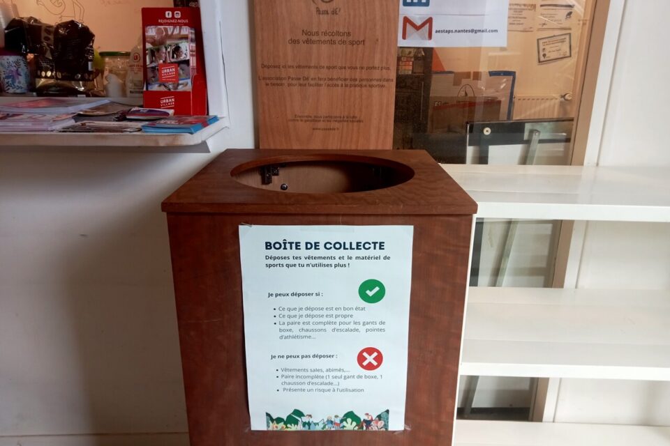 Un bac de collecte est mis à disposition pour récupérer les habits qui ne servent plus pour les proposer en boutique.