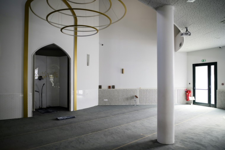 La salle de prière de la mosquée Errahma à Villeurbanne, dans le Rhône, le 3 juin 2025 ( AFP / JEFF PACHOUD )