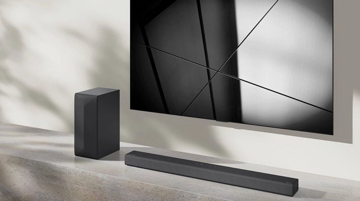 barre de son LG S65Q posée sur un meuble TV