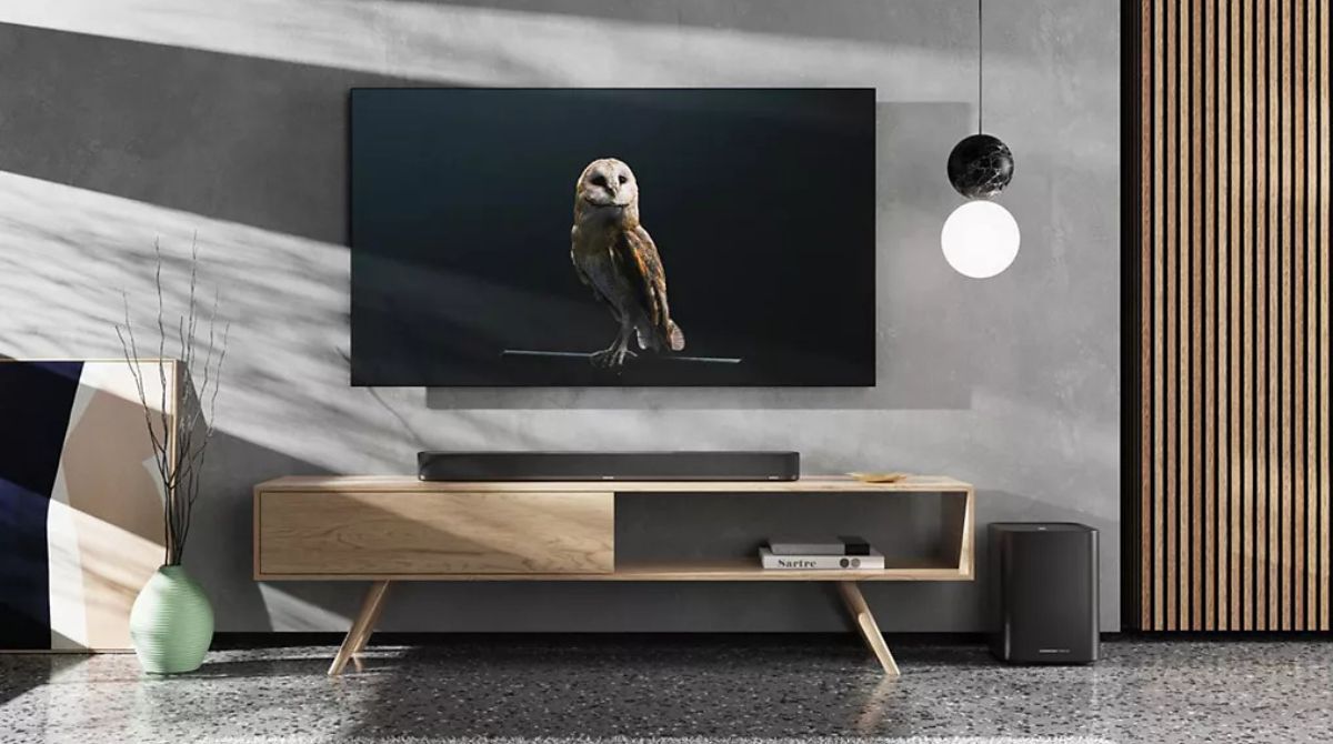 barre de son Sennheiser AMBEO Soundbar Plus dans un salon