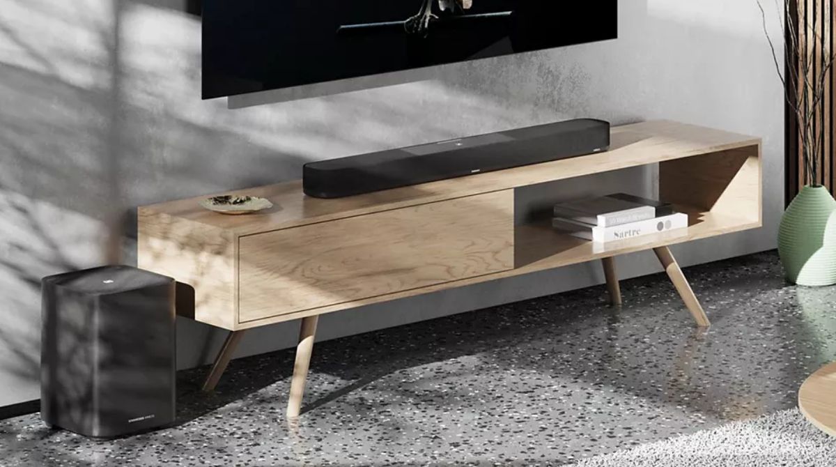 barre de son Sennheiser AMBEO Soundbar Plus sur un meuble TV