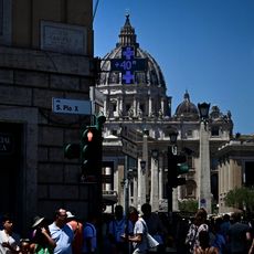 Un panneau de pharmacie indique une température extérieure de 40°C, avec le dôme de la basilique Saint-Pierre en arrière-plan, à Rome, près du Vatican, le 28 juin 2025.