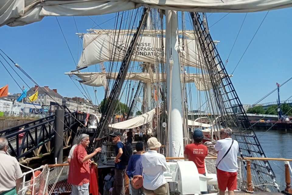 De nombreux visiteurs et groupes scolaires étaient présent pour la visite du Belem.