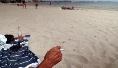 L’interdiction de fumer à la plage, au parc ou sous un abribus entre en vigueur ce dimanche