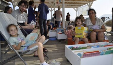 Coup d'envoi de la 11e édition de "Partir en livre" sur la plage des Sablettes à La Seyne