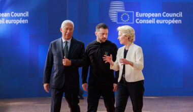 Le président du Conseil européen Antonio Costa, le président ukrainien Volodymyr Zelensky et la présidente de la Commission européenne Ursula von der Leyen, lors d'un sommet européen extraordinaire dédié à la défense et à l'Ukraine, à Bruxelles (Belgique), le 6 mars 2025.