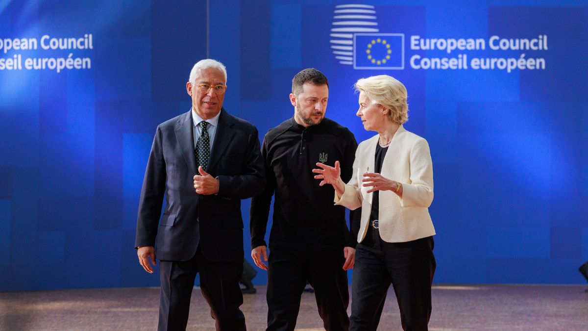 Le président du Conseil européen Antonio Costa, le président ukrainien Volodymyr Zelensky et la présidente de la Commission européenne Ursula von der Leyen, lors d'un sommet européen extraordinaire dédié à la défense et à l'Ukraine, à Bruxelles (Belgique), le 6 mars 2025.