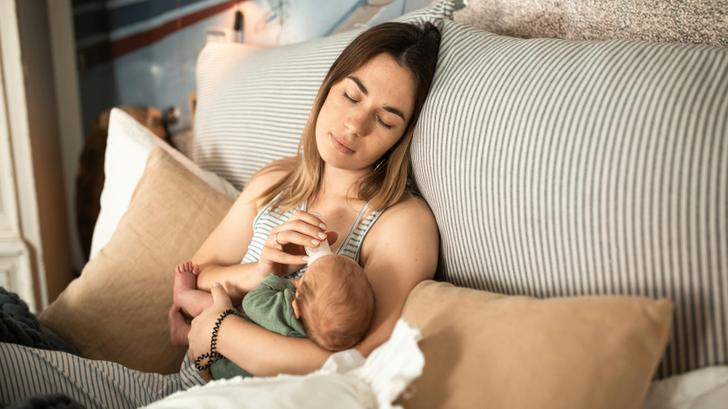 Non seulement les mères dorment moins longtemps après l’accouchement, mais les périodes de sommeil sans réveil diminuent drastiquement.