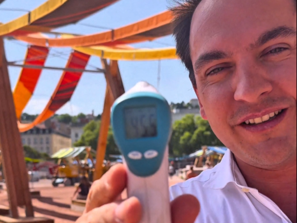 Lyon. "Plus de 45°C" sous l'œuvre polémique de la place Bellecour, le créateur réplique