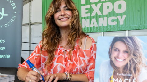 Belle séance de dédicaces pour Laetitia Milot.  Photo S.K.