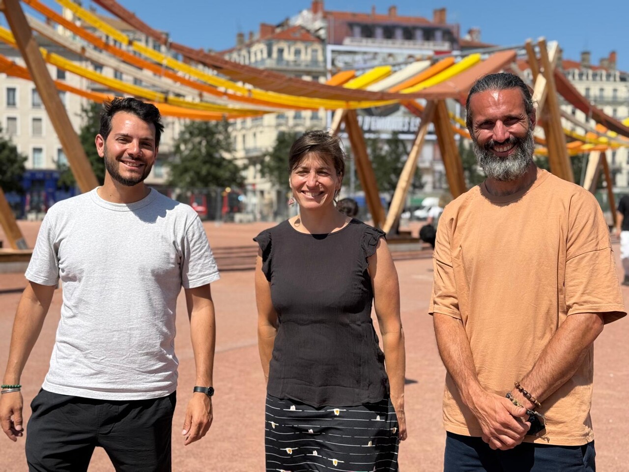 Lyon. Les créateurs de l'oeuvre géante de Bellecour s'expliquent et répondent aux critiques