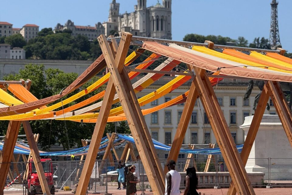 L'installation de l'œuvre est toujours en cours jusqu'à début juillet.