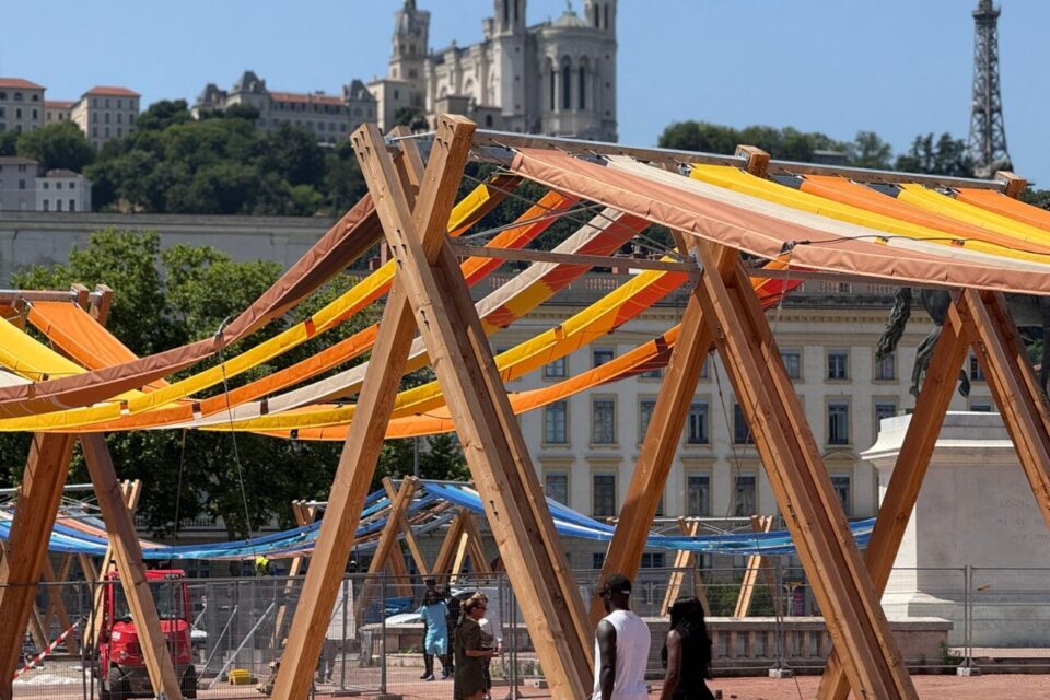 L'œuvre de la place Bellecour est issue de la première édition du budget participatif de la Ville de Lyon.