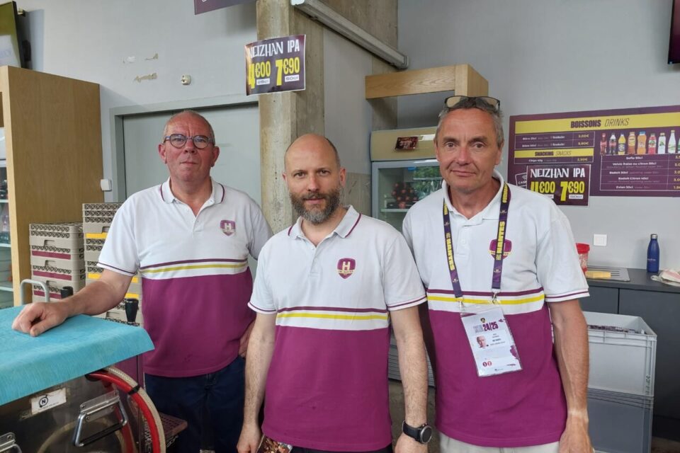 Joël, Guillaume et Jean-Michel (de gauche à droite),  bénévoles du HBC Nantes ont tenu l'une des buvettes de la H Arena. 