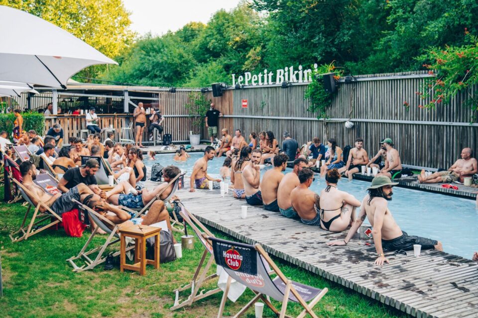 Des soirées pool party auront lieu cet été au bord de la piscine ! 