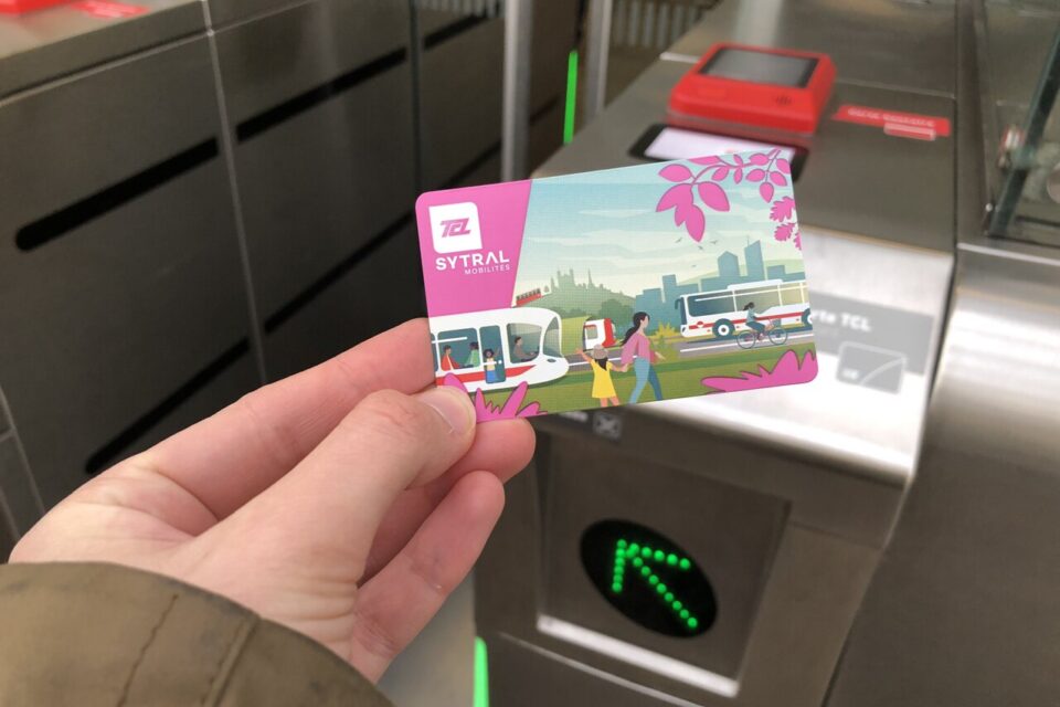 Le nouveau billet rechargeable des TCL à une entrée de métro, à Lyon.