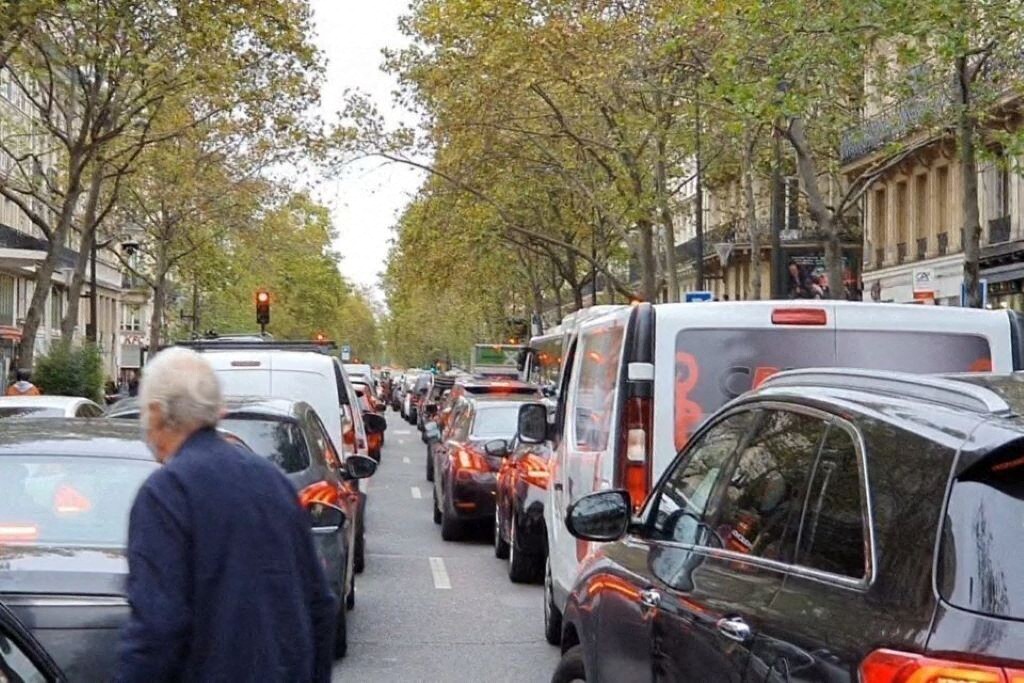 les bouchons s'accumulent, la circulation très difficile à Paris et en Île-de-France