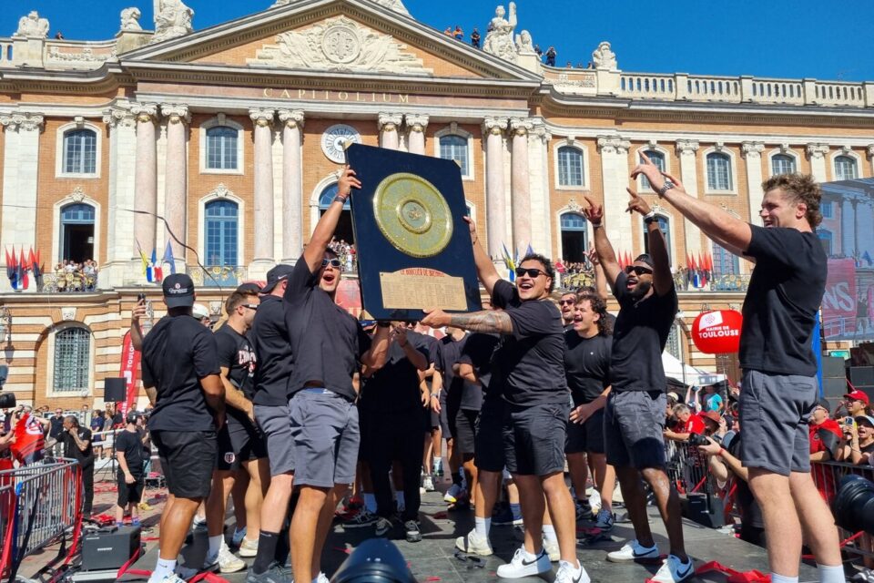 Les joueurs du Stade Toulousain brandissent le Bouclier de Brennus, place du Capitole à Toulouse