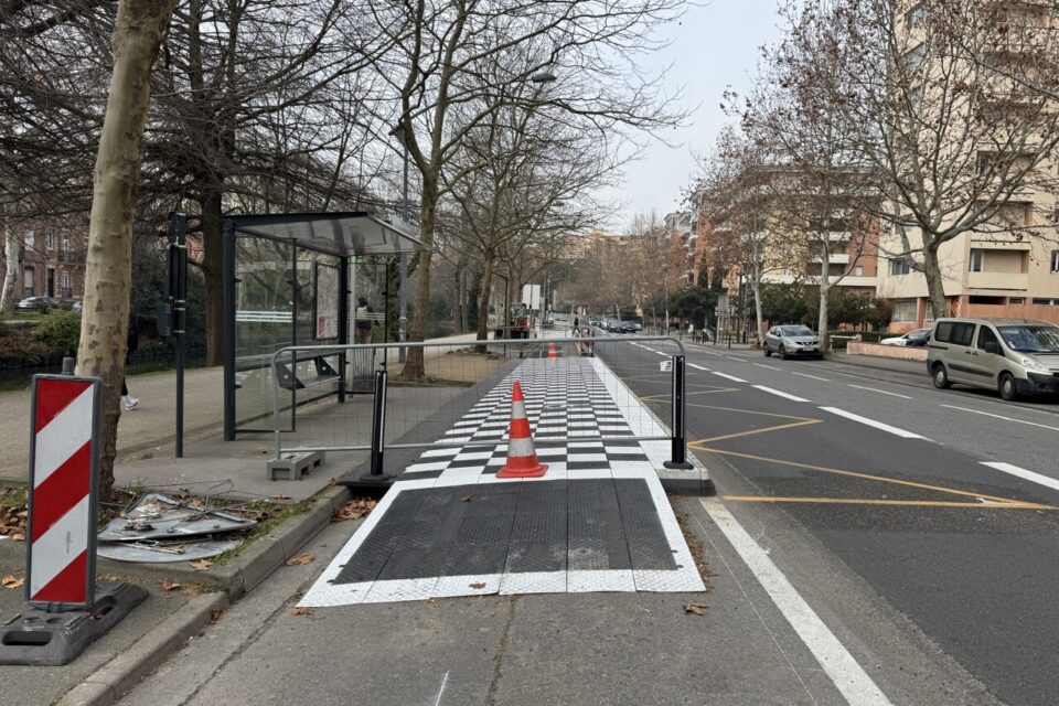 La surélévation à l'aspect de damier au niveau des arrêts de bus va être améliorée