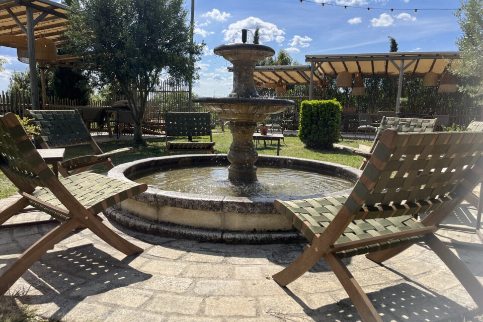 Un coin détente pour boire un verre autour de la fontaine du château de la Thégra.